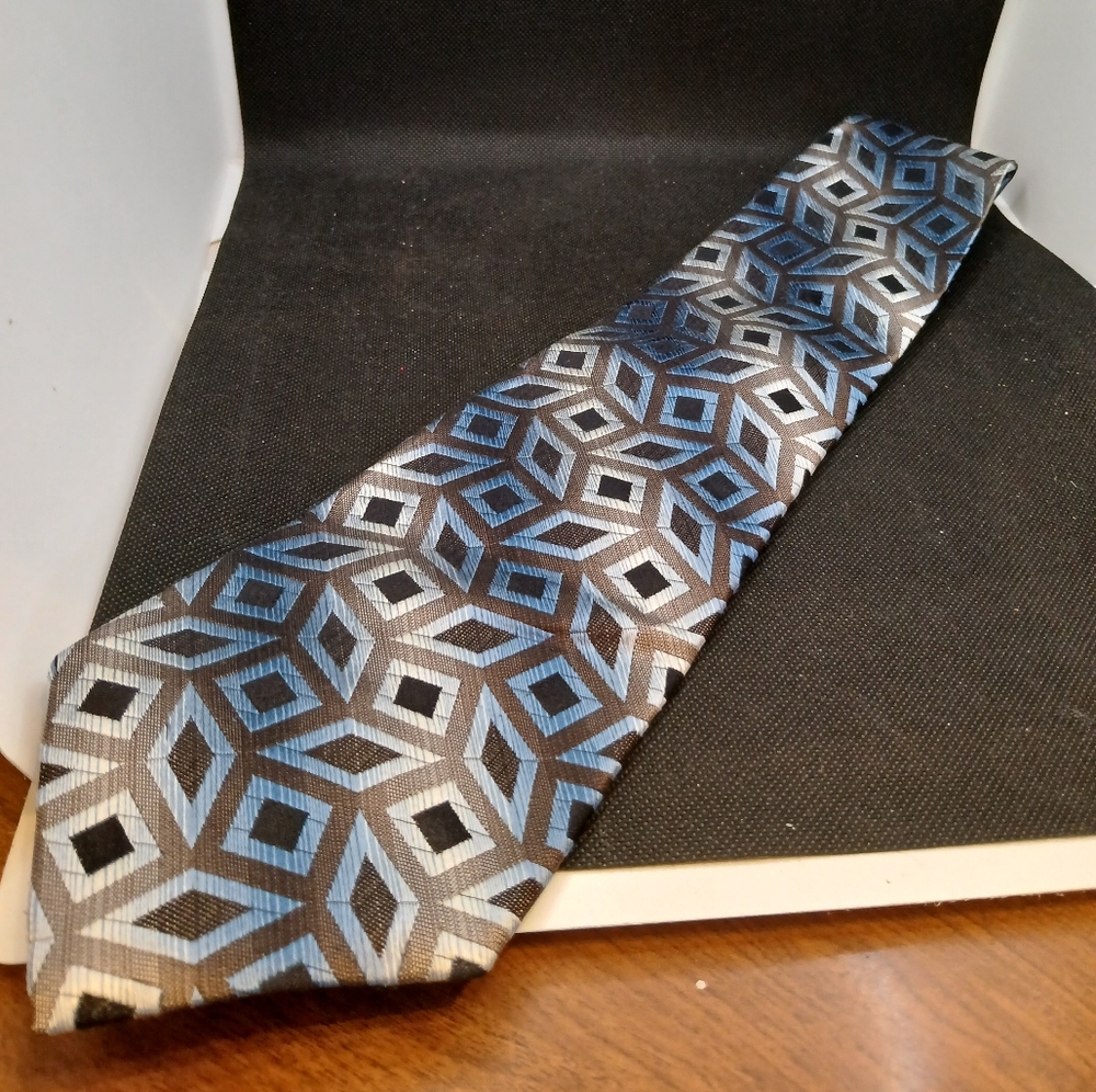 BEAUTIFUL GEOMETIC SHAPES ON ALL SILK PIERRE CARDIN TIE.  HANG